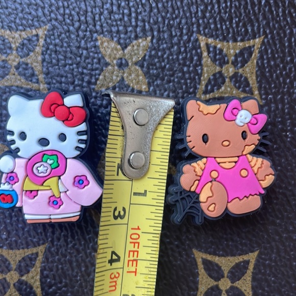 6 hello kitty croc charms - Picture 5 of 7